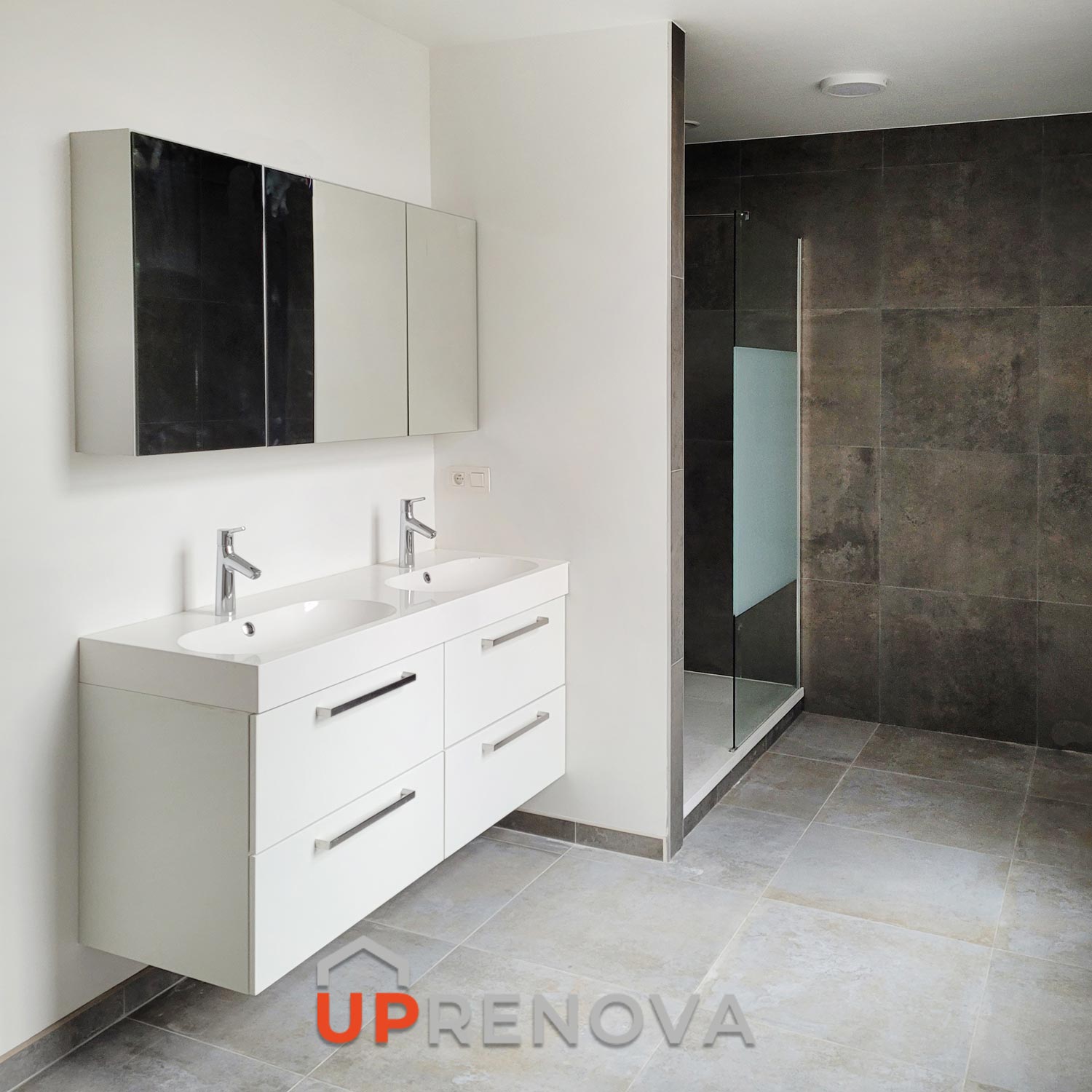Up Renova rénovation à Fleurus : Nouvelles salle de bain dans un bâtiment ancien