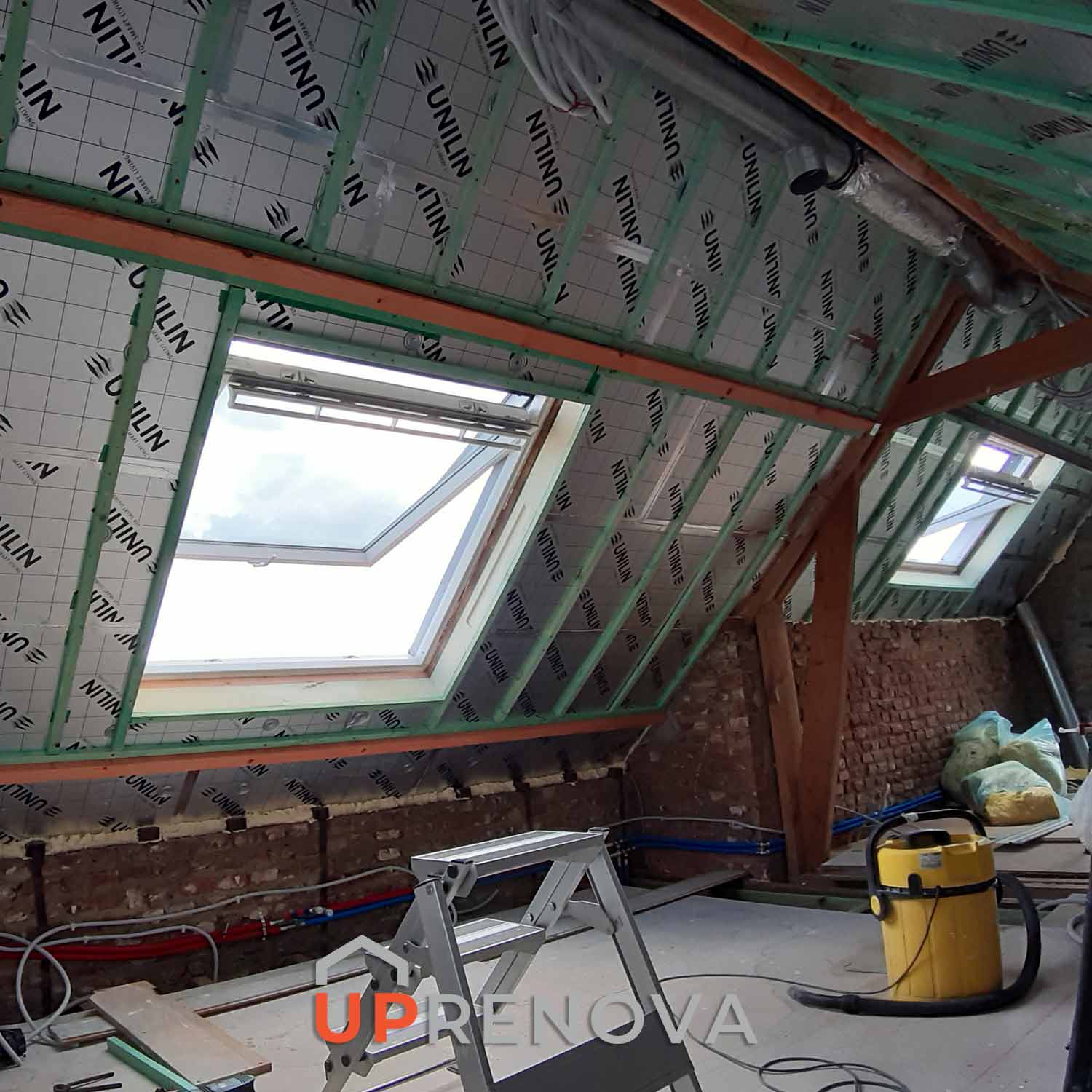 Rénovation Up Renova à Pont-à-Celles : Aménagement d'une chambre dans un grenier