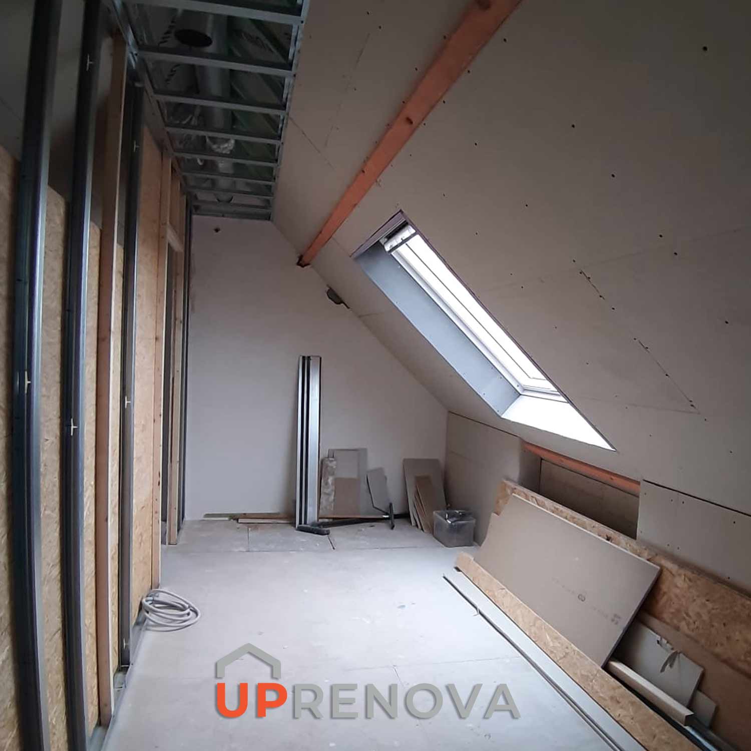 Rénovation Up Renova à Pont-à-Celles : Aménagement d'une chambre dans un grenier